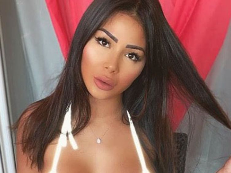 Jun 02, 2021 · maeva ghennam, qui prend plaisir à poster des photos de sa personne sur son compte instagram, était pourtant apparue ce mardi 1er juin 2021 avec un pansement au menton. Maeva Ghennam Avant - Photos Maeva Ghennam Avant La Chirurgie Esthetique Elle Etait Meconnaissable Gossip